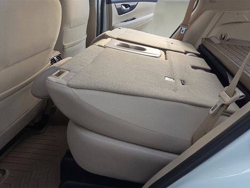 Used 2018 Nissan Rogue SV image 19