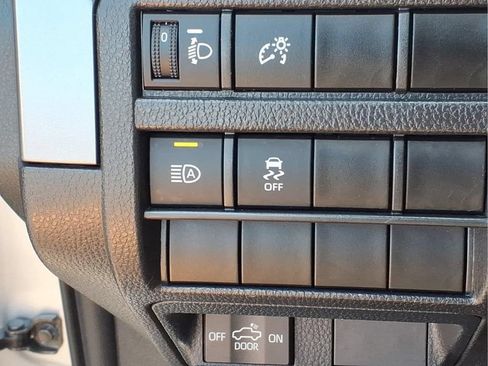 Used 2025 Toyota Tacoma SR5 AWD/4WD image 18