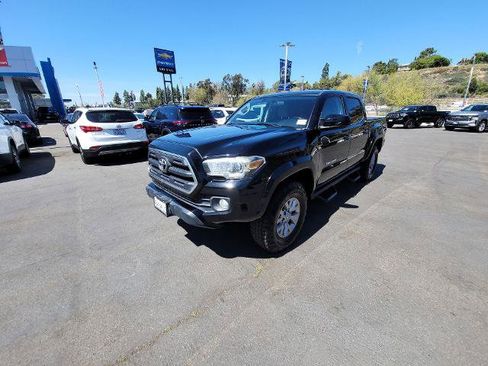 Used 2017 Toyota Tacoma SR5 w/ SR5 Appearance Package (SM) image 4