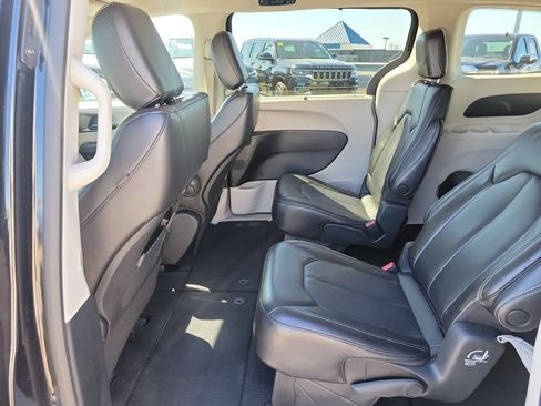 Used 2023 Chrysler Pacifica Touring-L FWD image 17