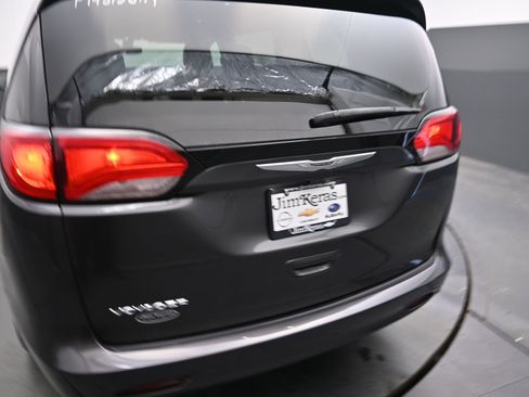 Used 2021 Chrysler Voyager Lxi image 14