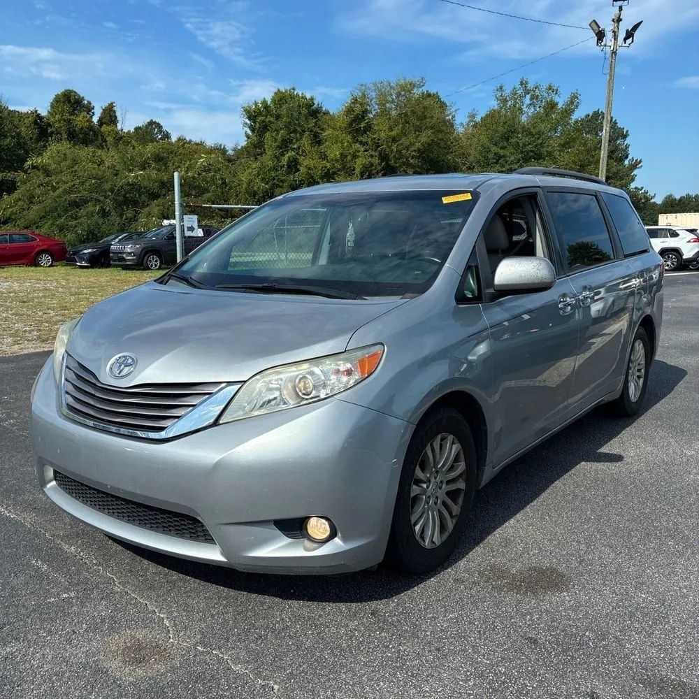 Used 2015 Toyota Sienna XLE FWD image 1
