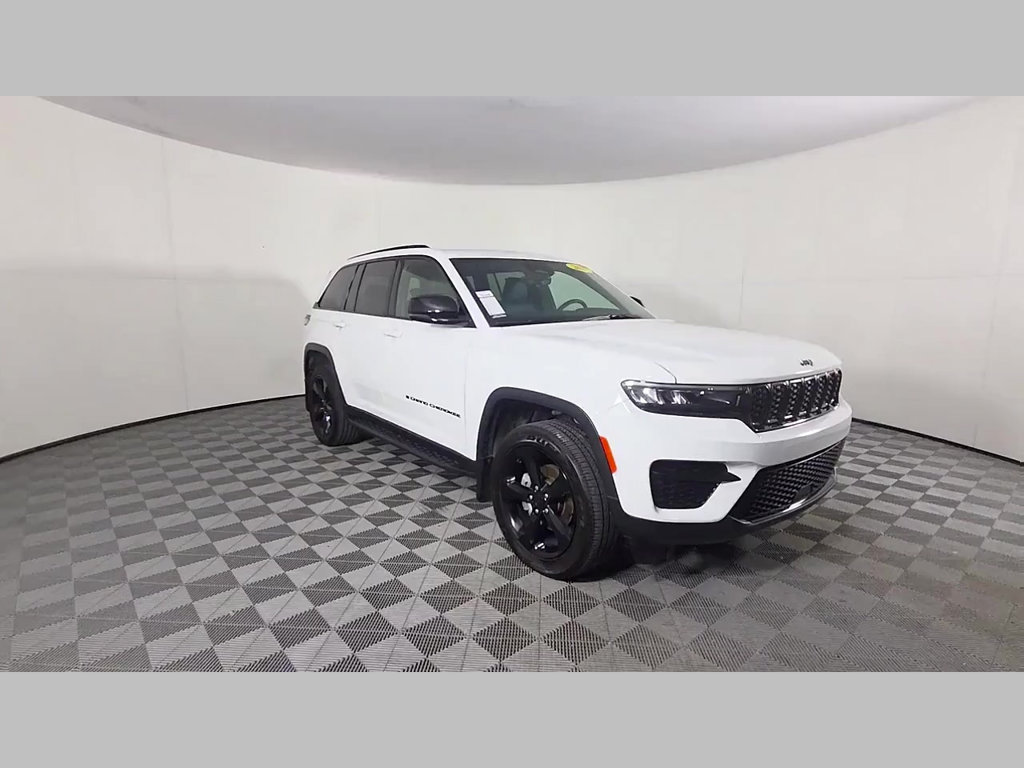 Used 2025 Jeep Grand Cherokee Altitude AWD/4WD image 34