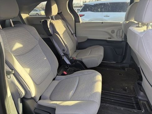 Certified 2022 Toyota Sienna LE image 9
