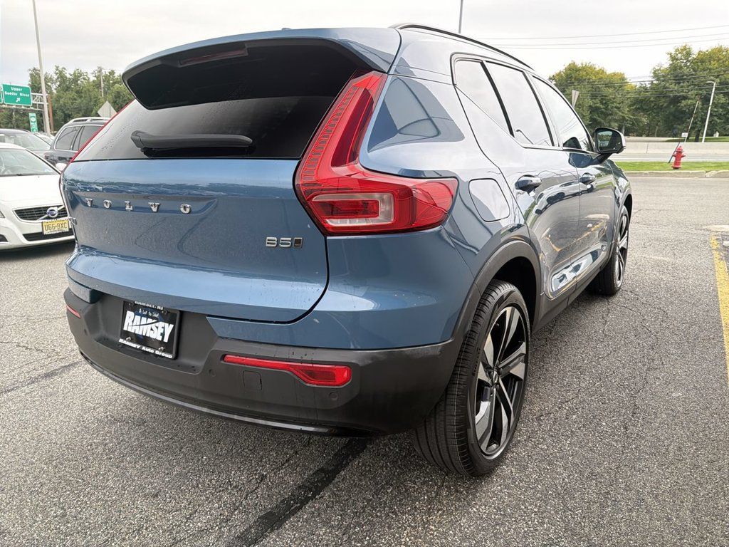 Certified 2024 Volvo XC40 B5 Plus w/ Climate Package AWD/4WD image 8