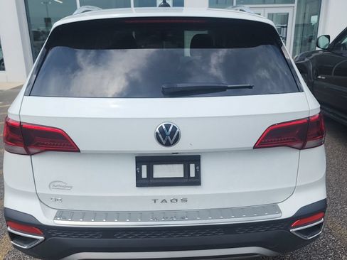 Used 2023 Volkswagen Taos SE w/ Panoramic Sunroof Package FWD image 5