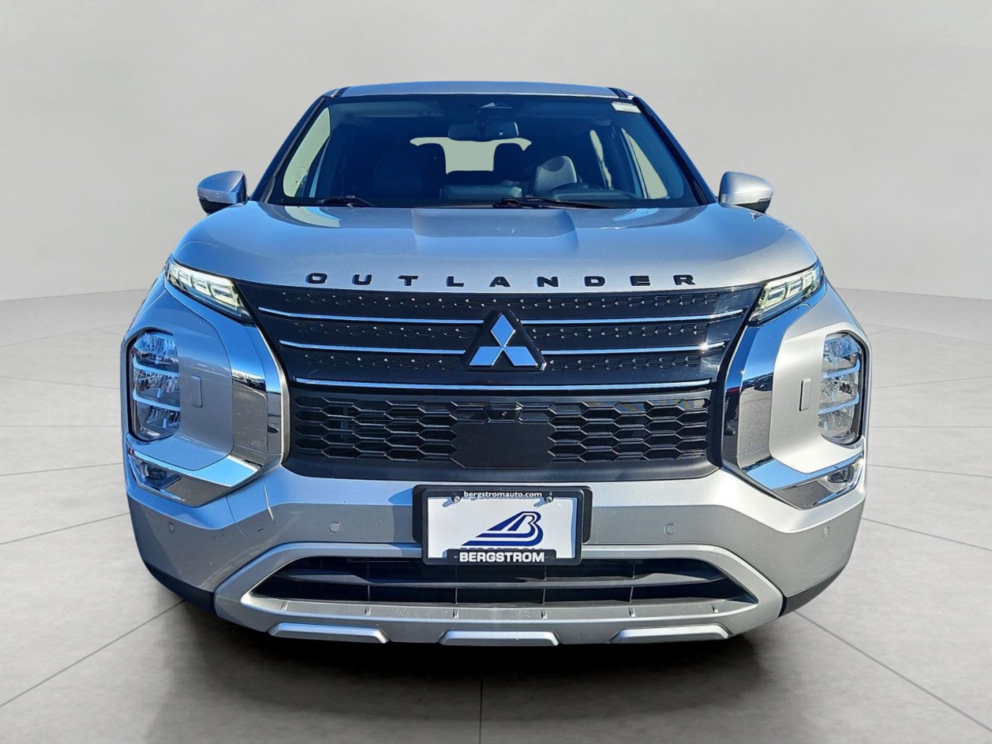 Used 2024 Mitsubishi Outlander AWD image 3