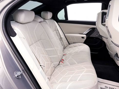 Used 2024 BMW 760i xDrive image 47