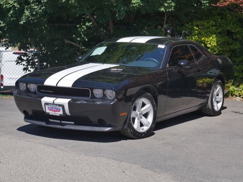 Used 2013 Dodge Challenger SXT RWD image 2