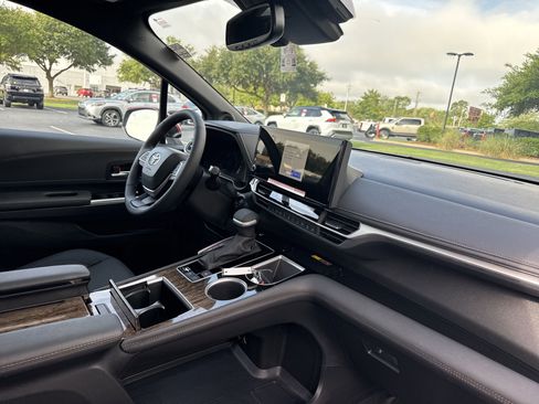 New 2025 Toyota Sienna Platinum image 39