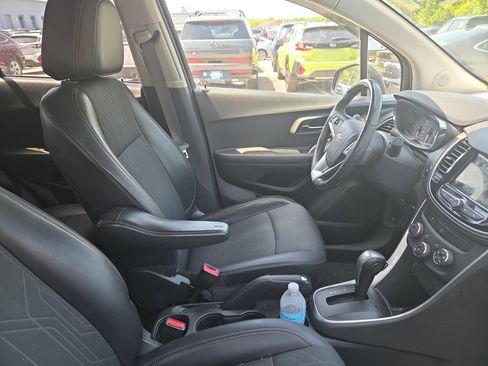 Used 2019 Chevrolet Trax LT w/ LT Convenience Package FWD image 11
