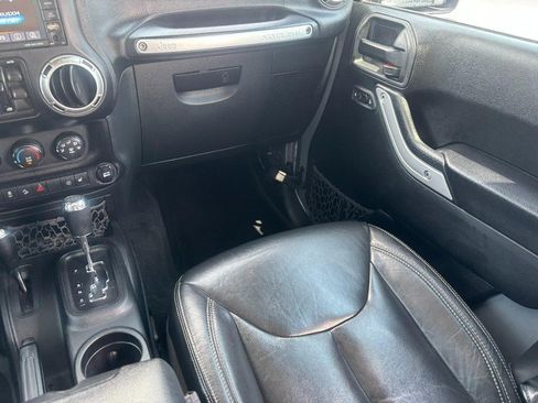 Used 2017 Jeep Wrangler Unlimited Sahara w/ Connectivity Group AWD/4WD image 16