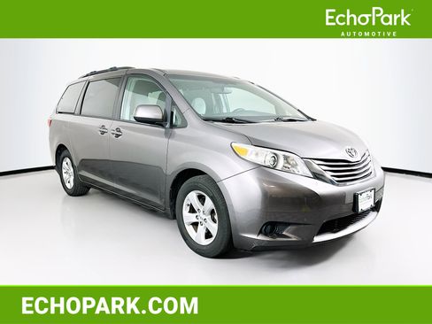 Used 2017 Toyota Sienna LE FWD image 1