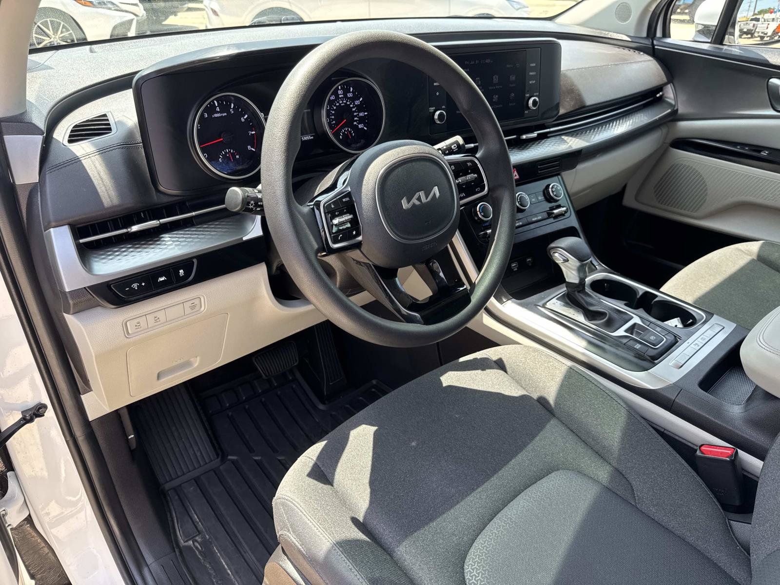 Used 2024 Kia Carnival LX FWD image 17