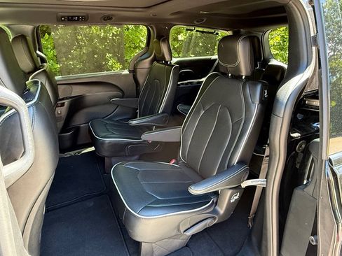 Used 2025 Chrysler Pacifica Limited FWD image 15