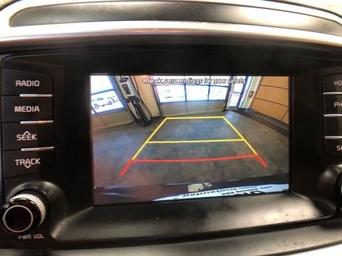 Used 2020 Kia Sorento LX image 16