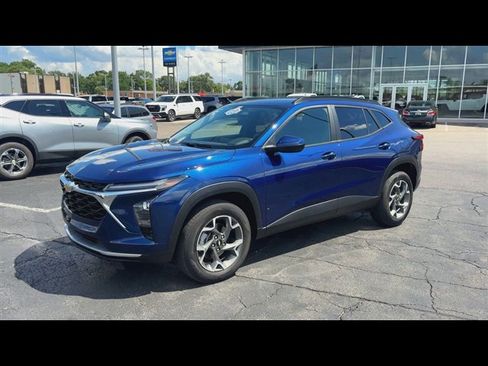 Used 2024 Chevrolet Trax LT w/ Driver Confidence Package FWD image 4