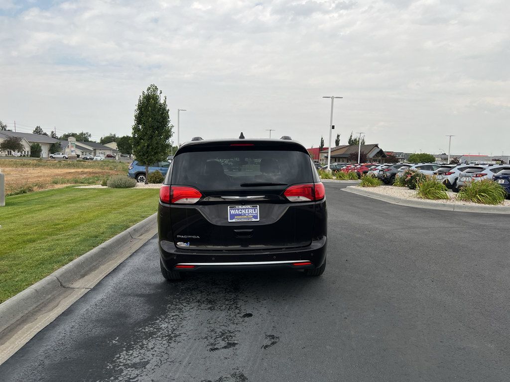 Used 2017 Chrysler Pacifica Touring-L FWD image 6