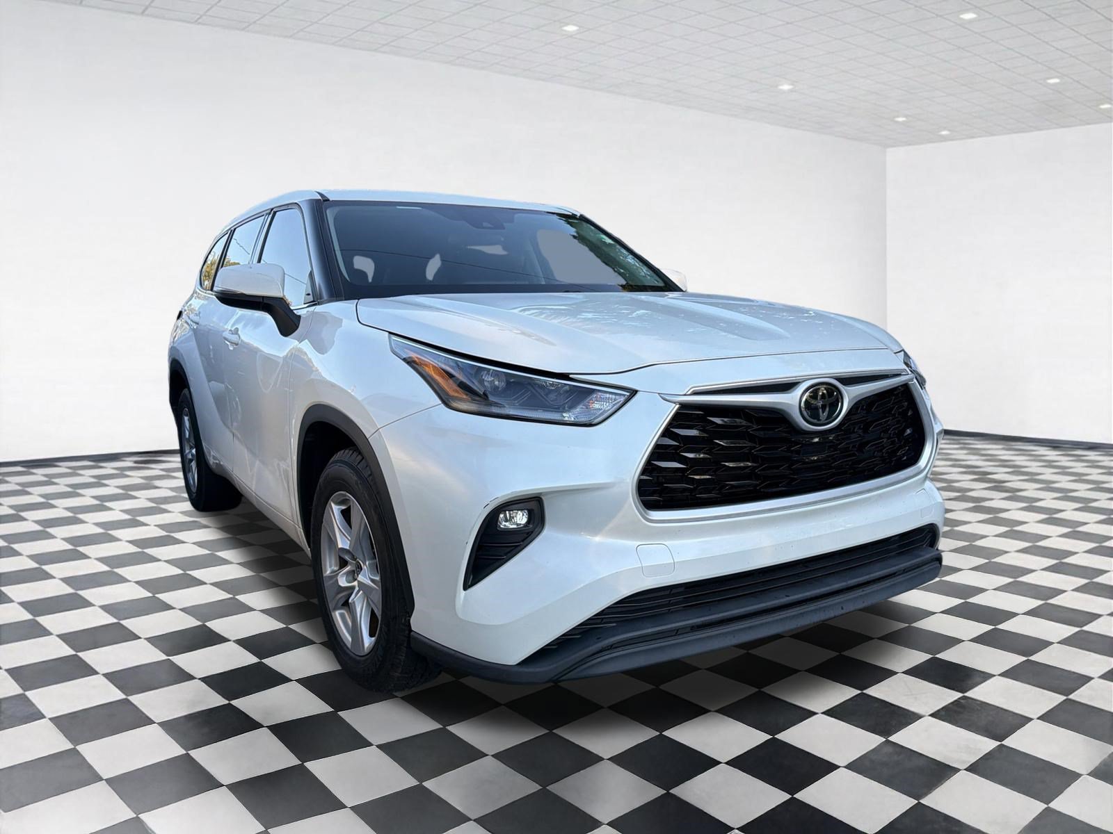 Used 2021 Toyota Highlander LE FWD image 3