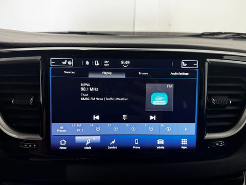 Used 2024 Chrysler Pacifica Touring-L FWD image 3