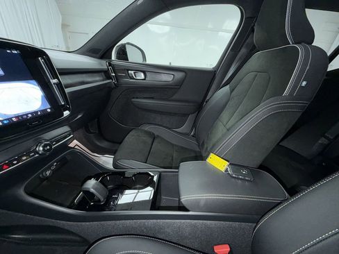 Used 2023 Volvo XC40 Recharge Ultimate image 4