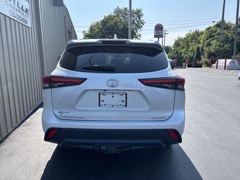 Used 2022 Toyota Highlander XLE AWD/4WD image 6