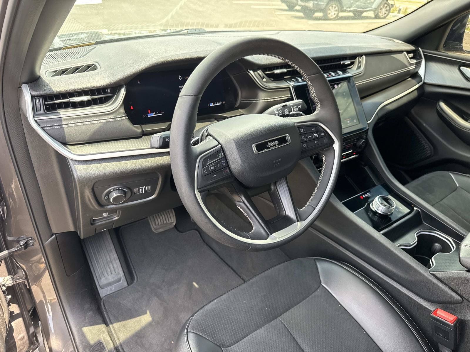 Used 2024 Jeep Grand Cherokee Altitude RWD image 24