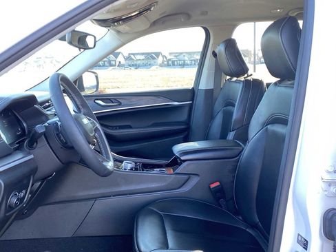 Certified 2023 Jeep Grand Cherokee Limited w/ Black Appearance Package image 10