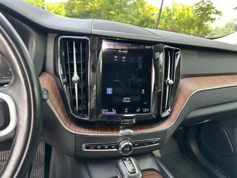 Used 2021 Volvo XC60 T5 Momentum w/ Premium Package AWD/4WD image 10