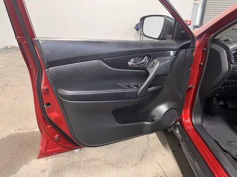 Used 2018 Nissan Rogue SL w/ Premium Package image 25