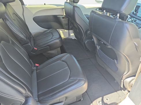 Used 2024 Chrysler Pacifica Touring-L FWD image 11