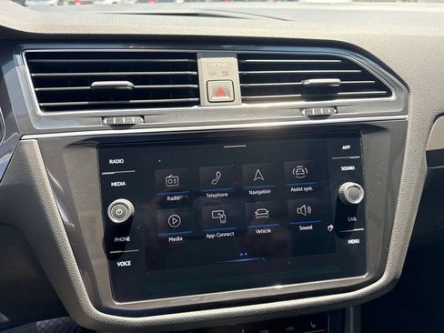 Certified 2022 Volkswagen Tiguan SE w/ Panoramic Sunroof Package FWD image 24