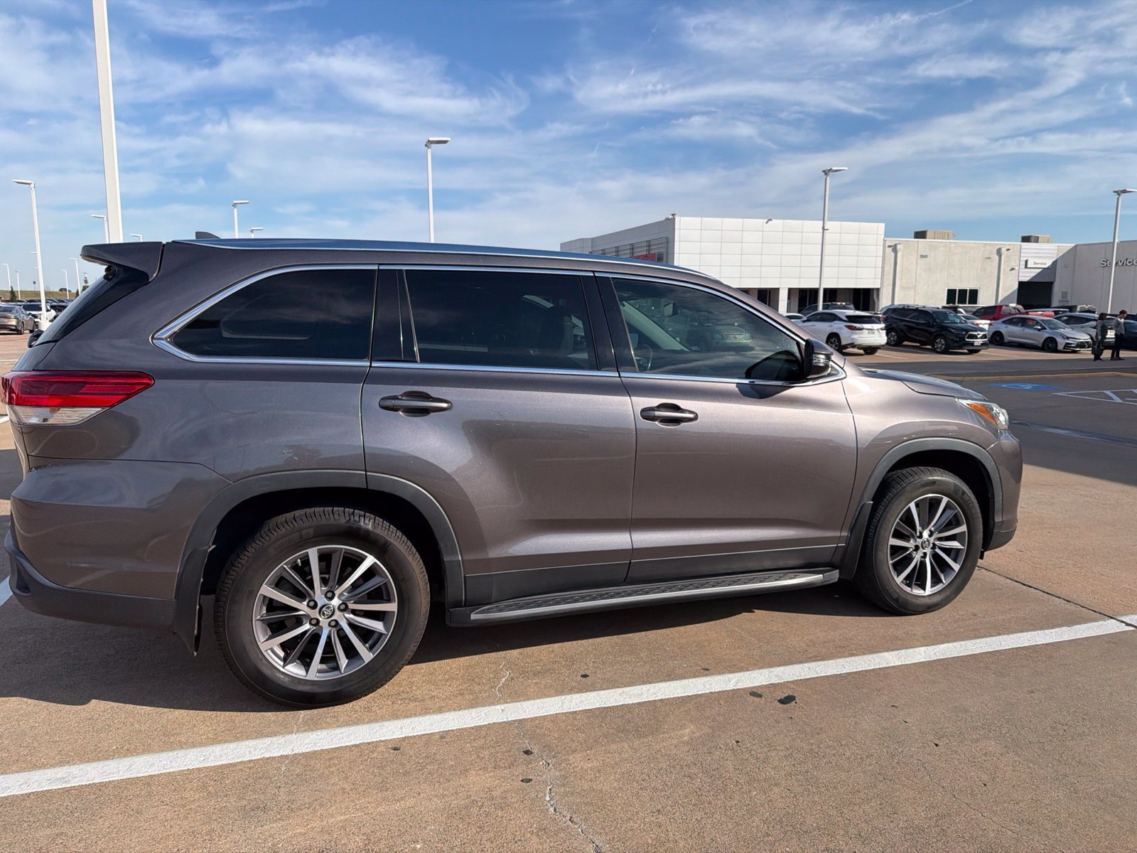 Used 2019 Toyota Highlander XLE FWD image 5