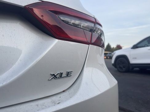 Used 2021 Toyota Camry XLE image 9