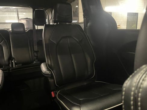 Used 2025 Chrysler Pacifica Limited image 43
