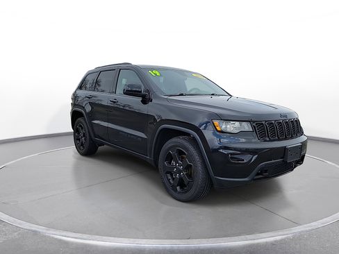 Used 2019 Jeep Grand Cherokee Laredo AWD/4WD image 2