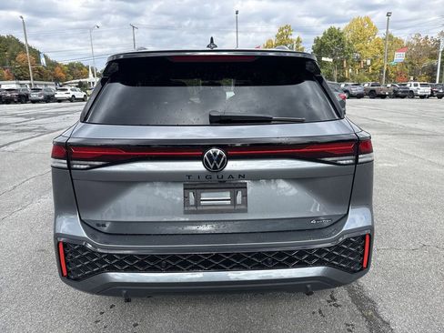 New 2026 Volkswagen Tiguan SE R-Line image 5
