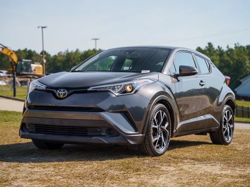 Used 2018 Toyota C-HR XLE FWD image 4