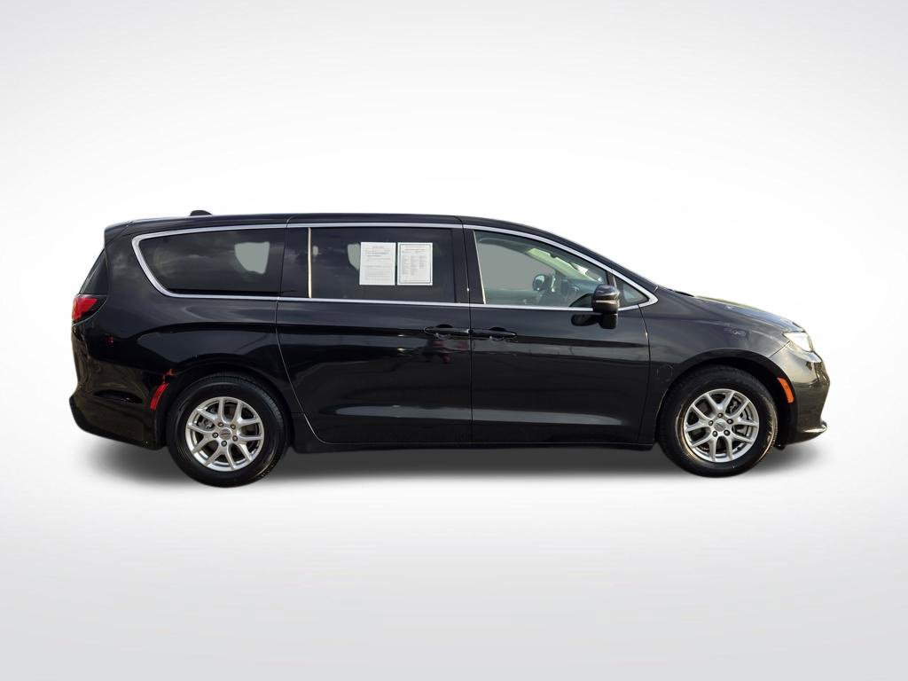 Used 2023 Chrysler Pacifica Touring-L FWD image 2