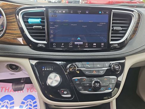 Used 2023 Chrysler Pacifica Limited FWD image 17