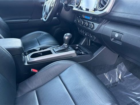 Used 2022 Toyota Tacoma Limited image 19