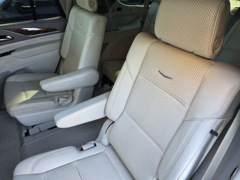 Used 2022 Cadillac Escalade Sport Platinum RWD image 16