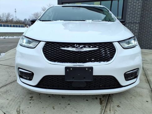 Used 2024 Chrysler Pacifica Touring-L image 2