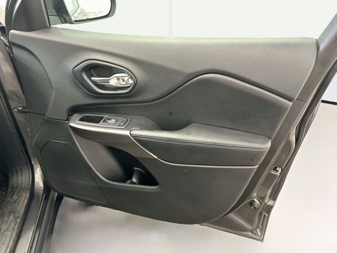 Used 2019 Jeep Cherokee Latitude Plus w/ Comfort/Convenience Group AWD/4WD image 34
