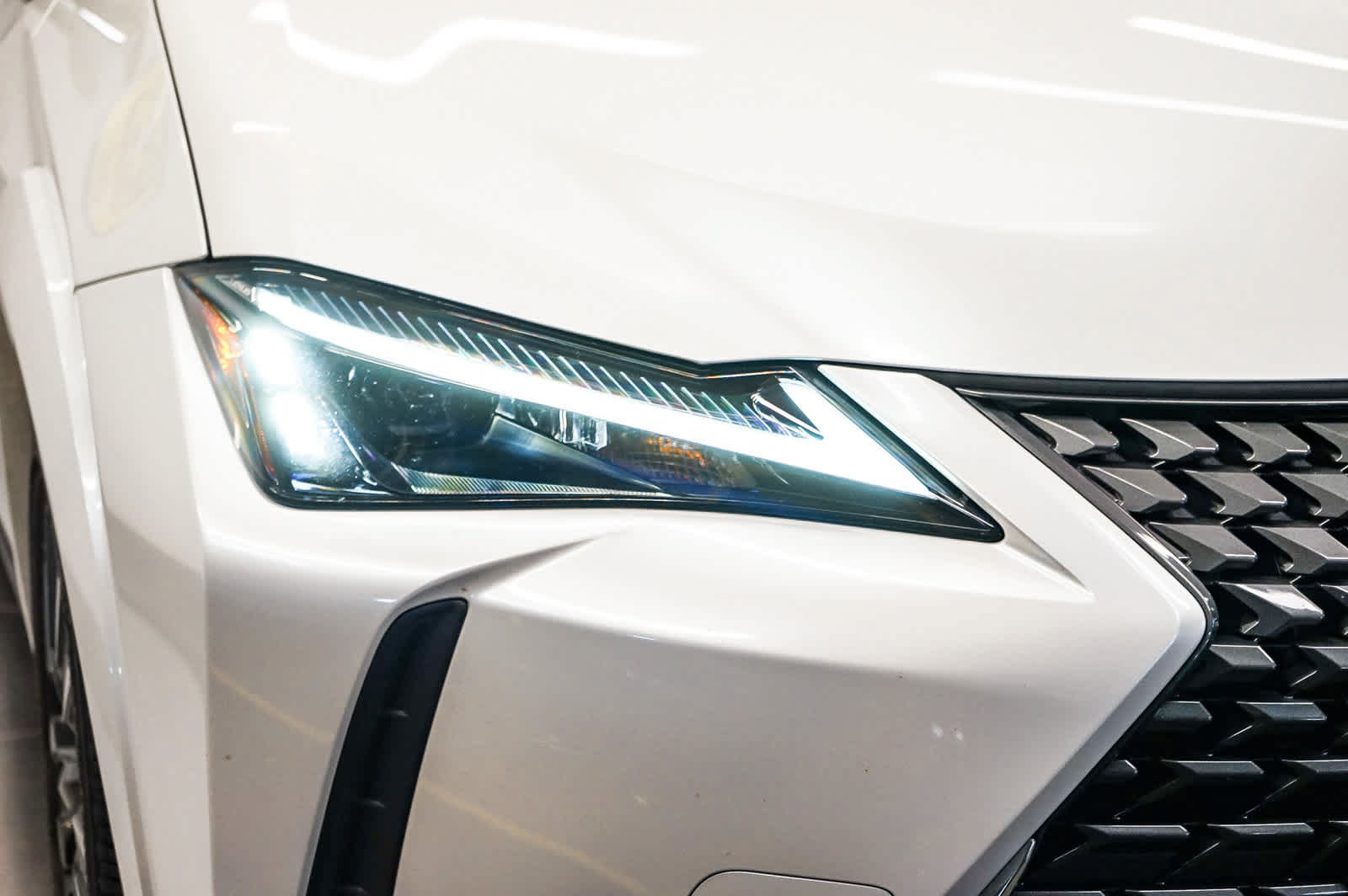 Used 2025 Lexus UX 300h FWD w/ Accessory Package (Z2) image 3