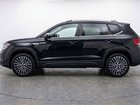 Used 2025 Volkswagen Taos SE FWD image 5