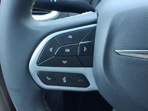 Used 2023 Chrysler Pacifica Touring-L image 21