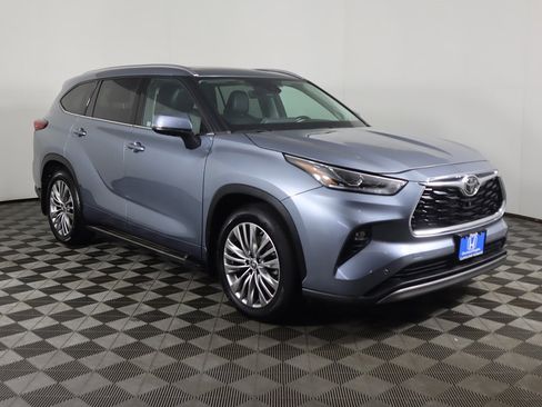 Used 2022 Toyota Highlander Platinum image 2