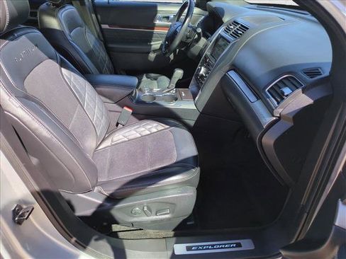 Used 2017 Ford Explorer Platinum image 22