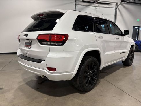 Used 2017 Jeep Grand Cherokee Altitude AWD/4WD image 3